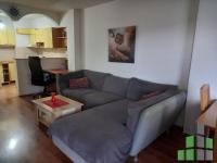Se izdava namesten stan vo Skopje, Centar so povrshina od 50 m2.
 Ekstra: Klima, Centralno Parno, Lift.
 Cena: 400 EUR