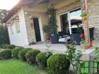 Se prodava namestena kukja vo Skopje, Bardovci so povrshina od 180 m2.
 Ekstra: Klima, Sopstveno parno, Parking, Garaza, Dvor, Bazen, Alarm, Kamera, DJakuzi.
 Cena: 365000 EUR