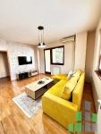 Se izdava namesten stan vo Skopje, Centar so povrshina od 54 m2.
 Ekstra: Klima, Centralno Parno, Lift.
 Cena: 400 EUR