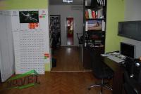 Se izdava prazen kancelariski prostor vo Skopje, Debar Maalo so povrshina od 91 m2.
 Ekstra: Klima, Greenje na struja.
 Cena: 550 EUR